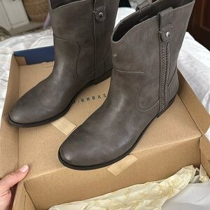 Brand new super comfy boots